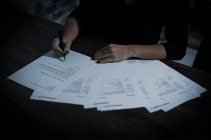 Scopri di più sull'articolo Permesso di soggiorno UE per soggiornanti di lungo periodo e precedenti penali: come la riabilitazione ha aperto la strada al riconoscimento dello status